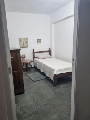 Quarto privativo com banheiro compartilhado